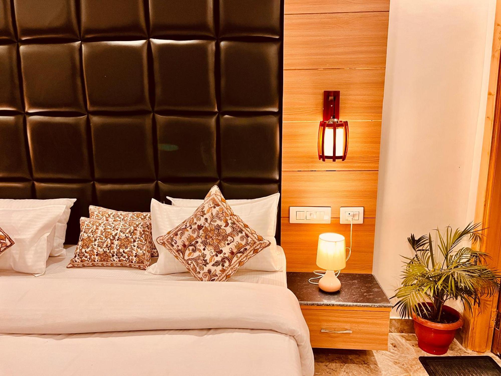 Hotel Classic Crown - #Scenic Mountain View #Open Terrace #Parking #Premium Rooms With Balcony #Guest Preferred #Best Selling Hotel In Mussoorie Exteriér fotografie