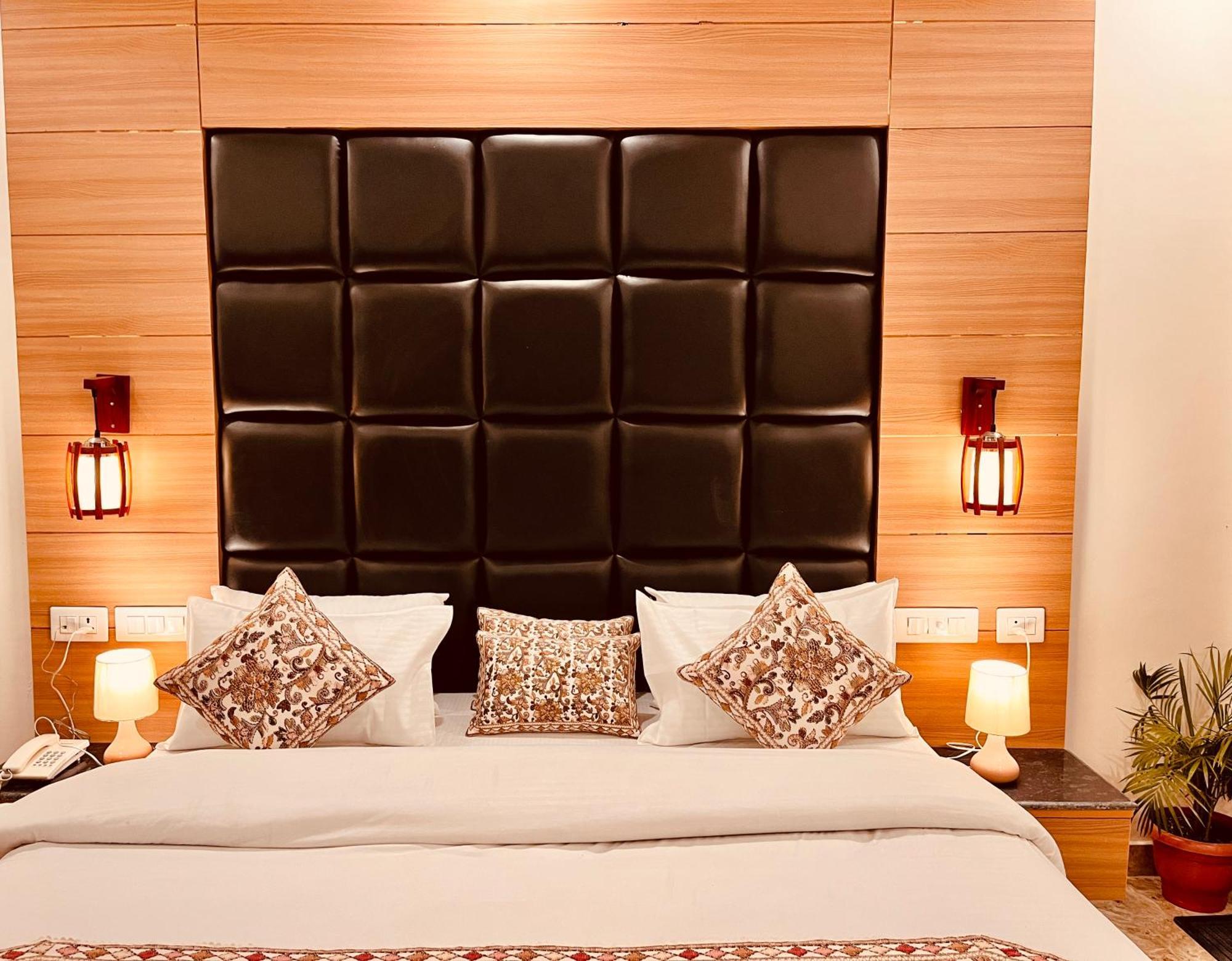 Hotel Classic Crown - #Scenic Mountain View #Open Terrace #Parking #Premium Rooms With Balcony #Guest Preferred #Best Selling Hotel In Mussoorie Exteriér fotografie
