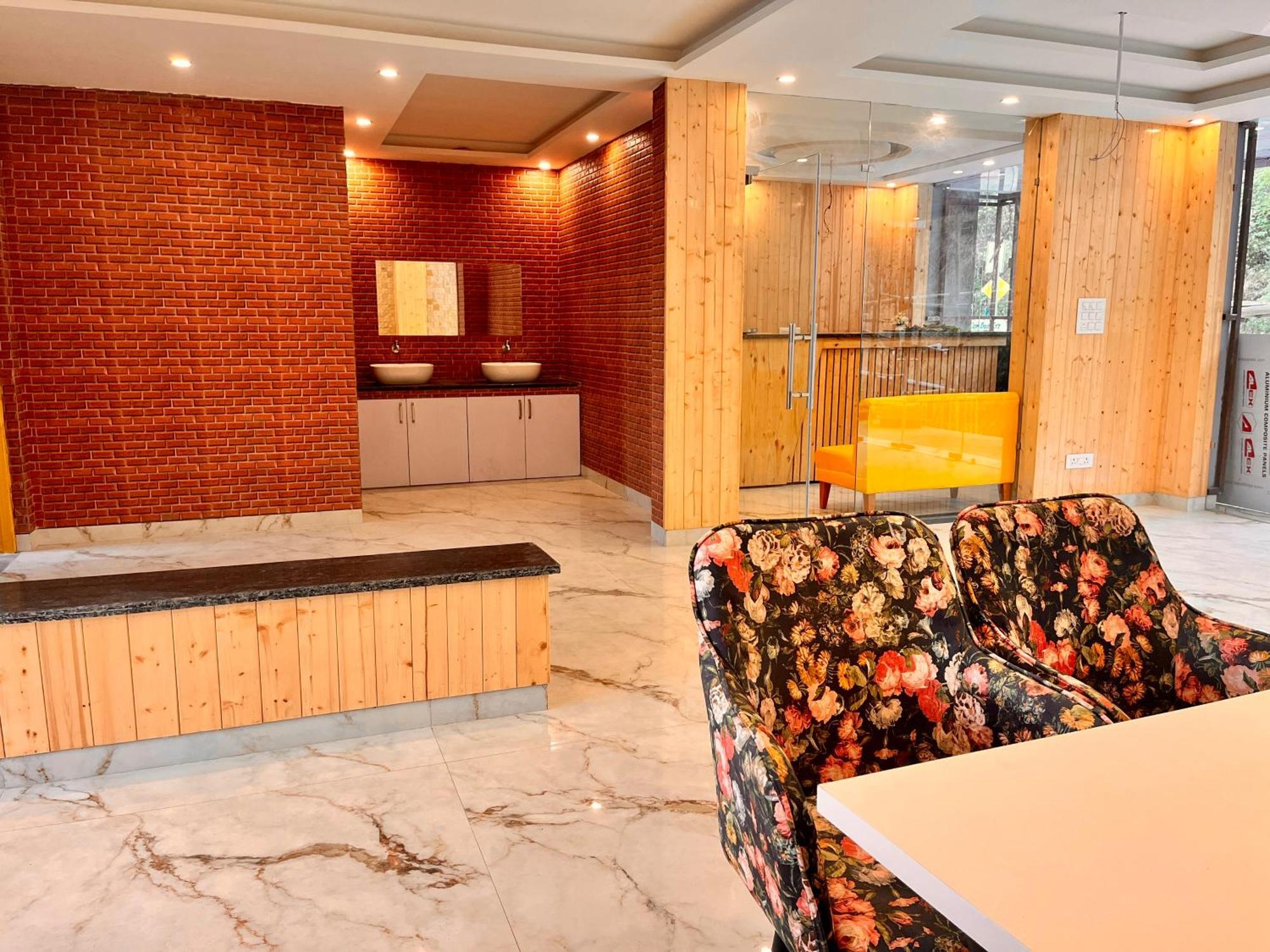 Hotel Classic Crown - #Scenic Mountain View #Open Terrace #Parking #Premium Rooms With Balcony #Guest Preferred #Best Selling Hotel In Mussoorie Exteriér fotografie