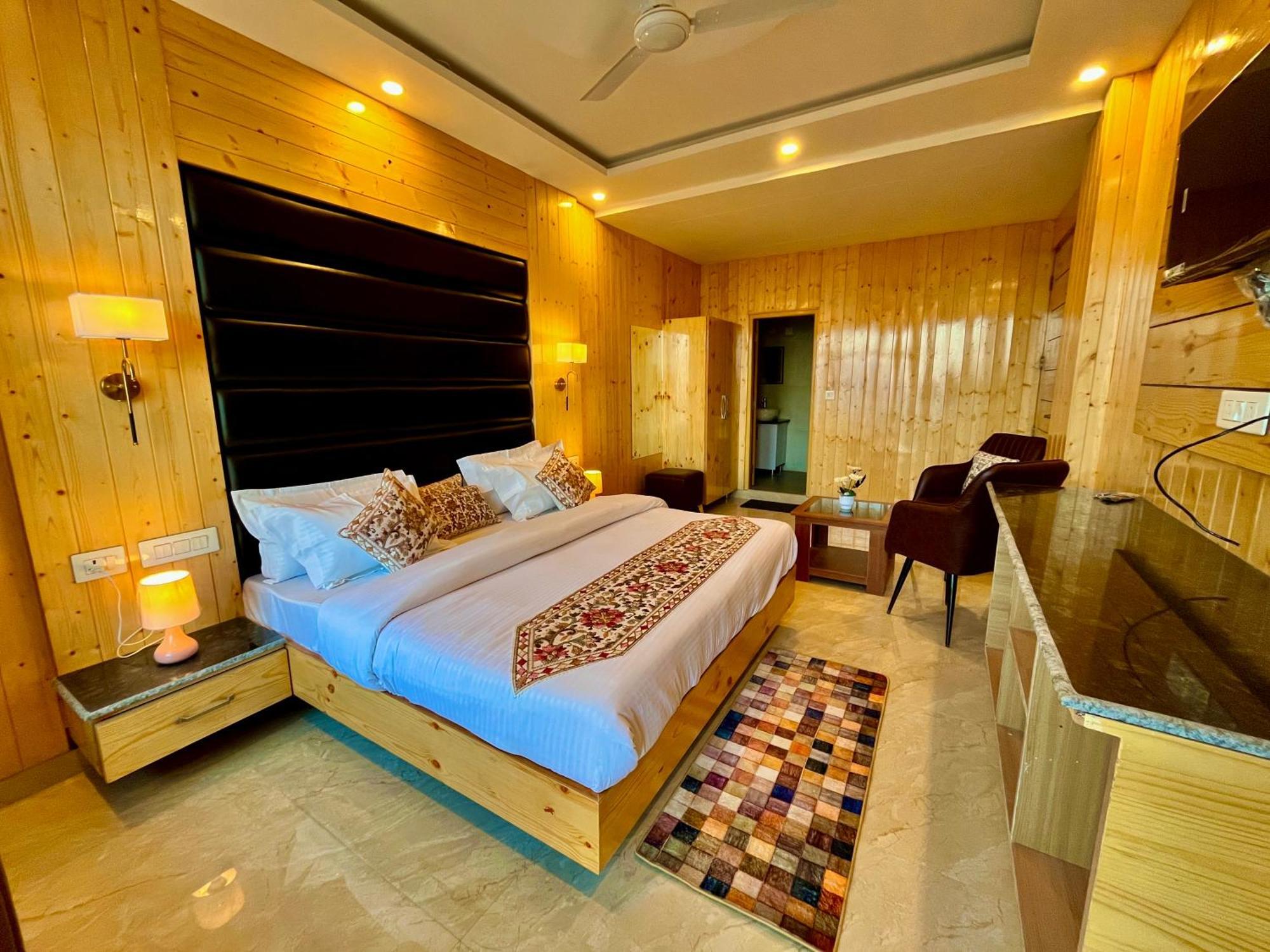 Hotel Classic Crown - #Scenic Mountain View #Open Terrace #Parking #Premium Rooms With Balcony #Guest Preferred #Best Selling Hotel In Mussoorie Exteriér fotografie